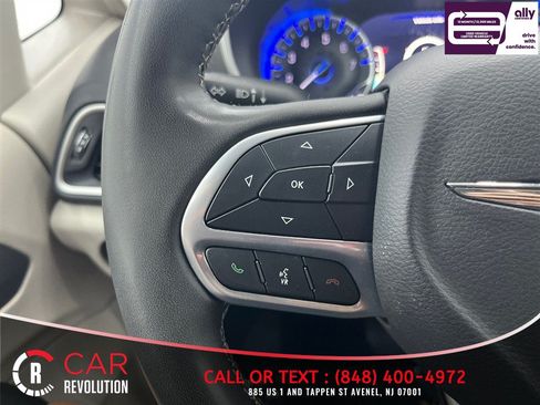 Used 2023 Chrysler Pacifica Touring-L FWD image 28