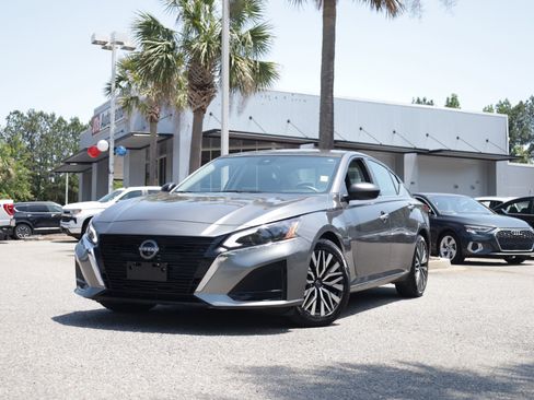 Used 2024 Nissan Altima 2.5 SV FWD image 1