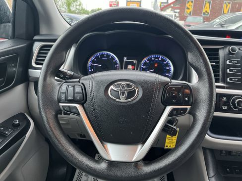 Used 2019 Toyota Highlander LE AWD/4WD image 25
