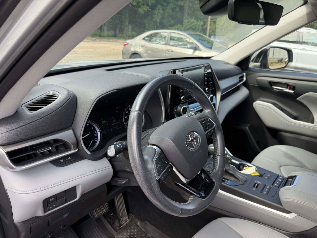 Used 2021 Toyota Highlander XLE AWD/4WD image 11