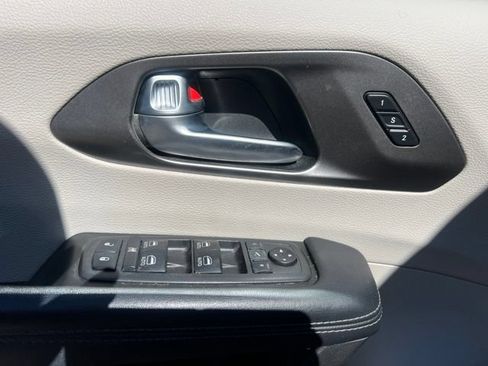 Used 2019 Chrysler Pacifica Limited FWD image 27