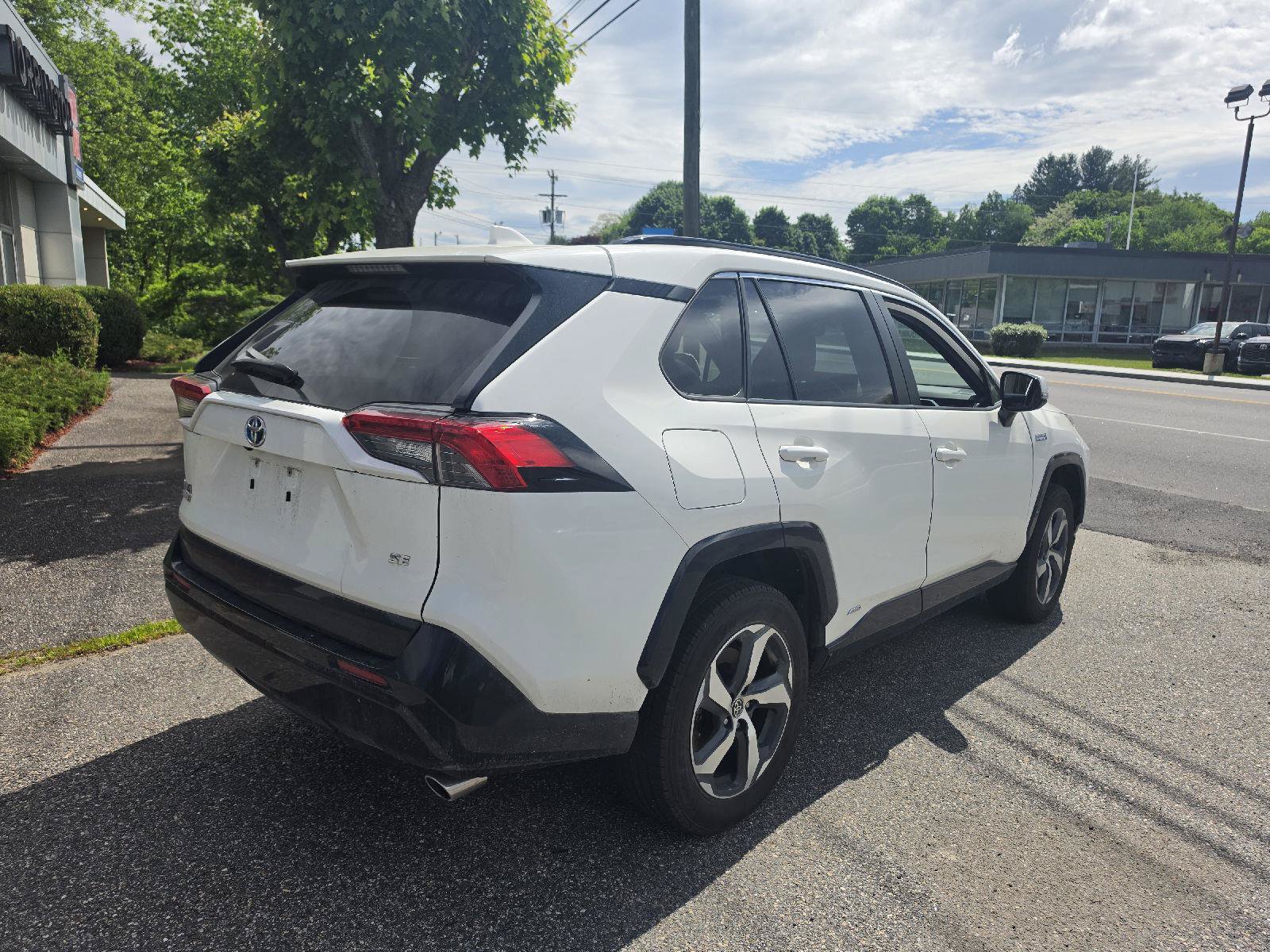 Used 2021 Toyota RAV4 SE w/ Weather & Moonroof Package AWD/4WD image 3