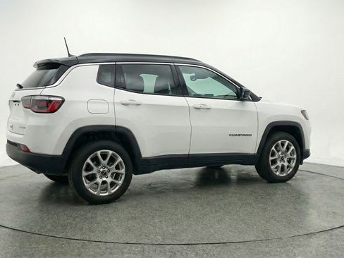 Used 2025 Jeep Compass Limited image 9