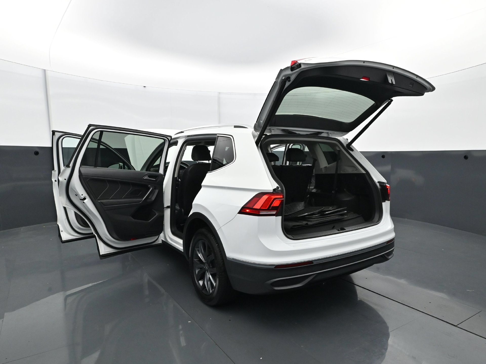 Used 2022 Volkswagen Tiguan SE FWD image 34