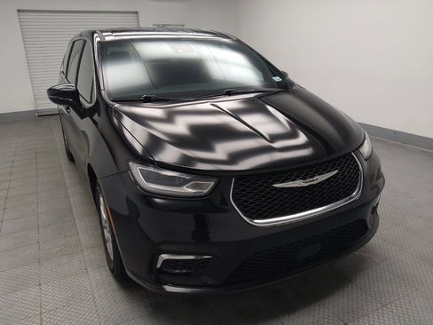 Used 2025 Chrysler Pacifica Select FWD image 13