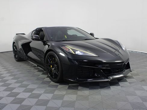 Used 2025 Chevrolet Corvette Z06 RWD image 8