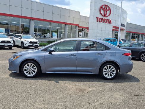 Used 2025 Toyota Corolla LE FWD image 4