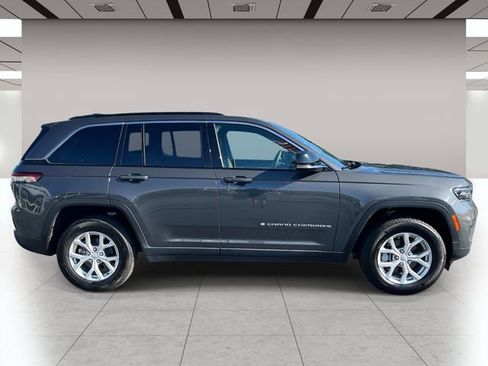 Used 2025 Jeep Grand Cherokee Limited AWD/4WD image 2