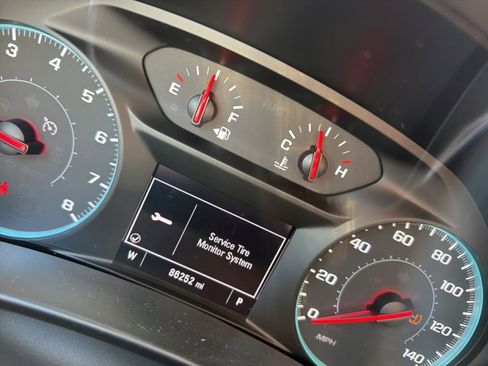 Used 2018 Chevrolet Equinox LT image 23