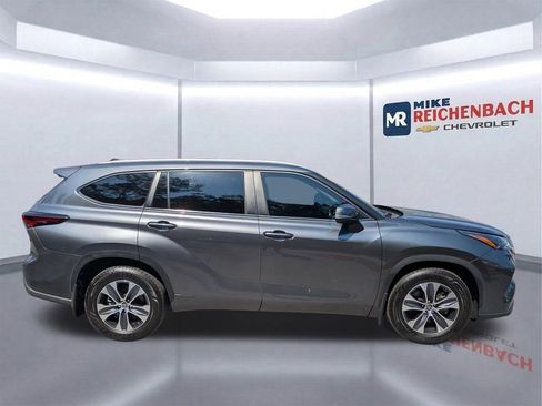 Used 2024 Toyota Highlander XLE FWD image 3