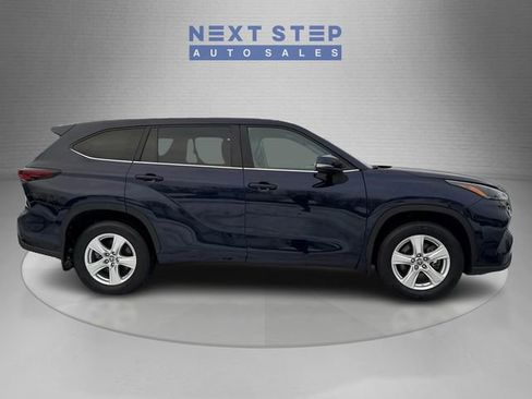 Used 2024 Toyota Highlander LE AWD/4WD image 9