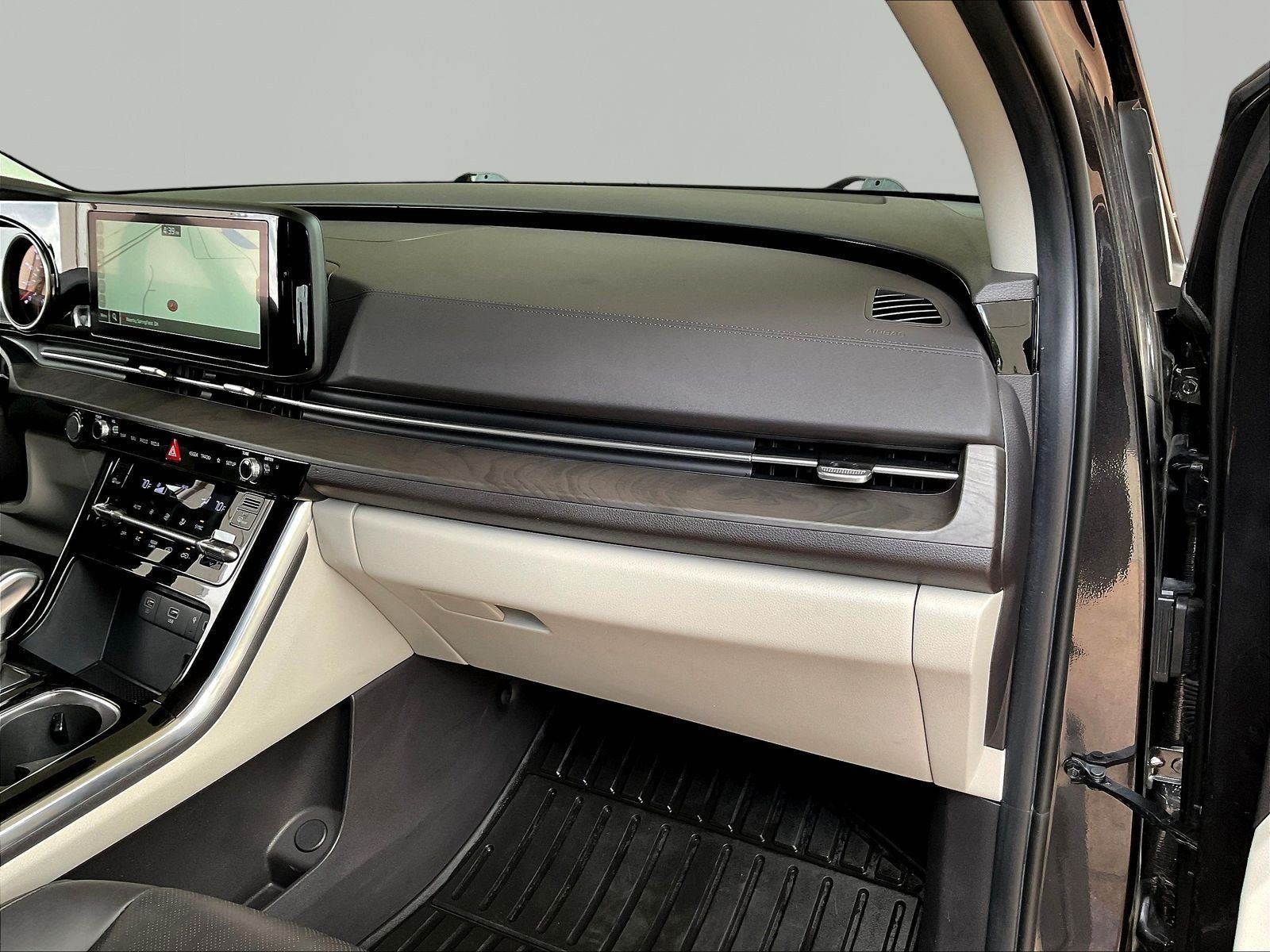 Used 2024 Kia Carnival EX FWD image 26