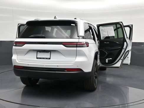 Used 2022 Jeep Grand Cherokee Altitude image 48