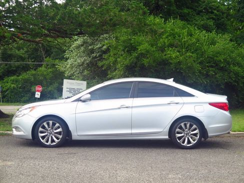 Used 2011 Hyundai Sonata SE FWD image 2