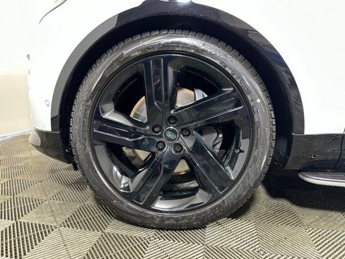 Used 2025 Land Rover Discovery Dynamic SE image 10