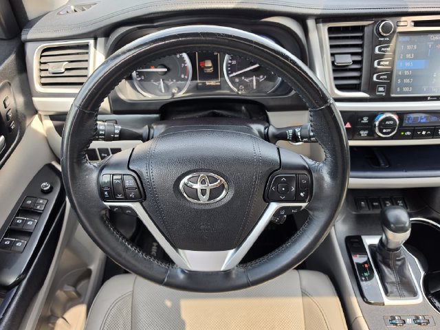 Used 2018 Toyota Highlander Limited AWD/4WD image 3