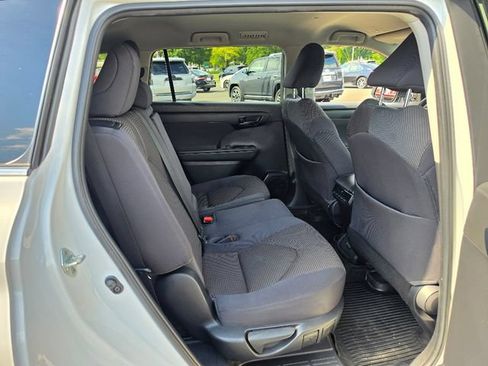 Used 2023 Toyota Highlander LE AWD/4WD image 14