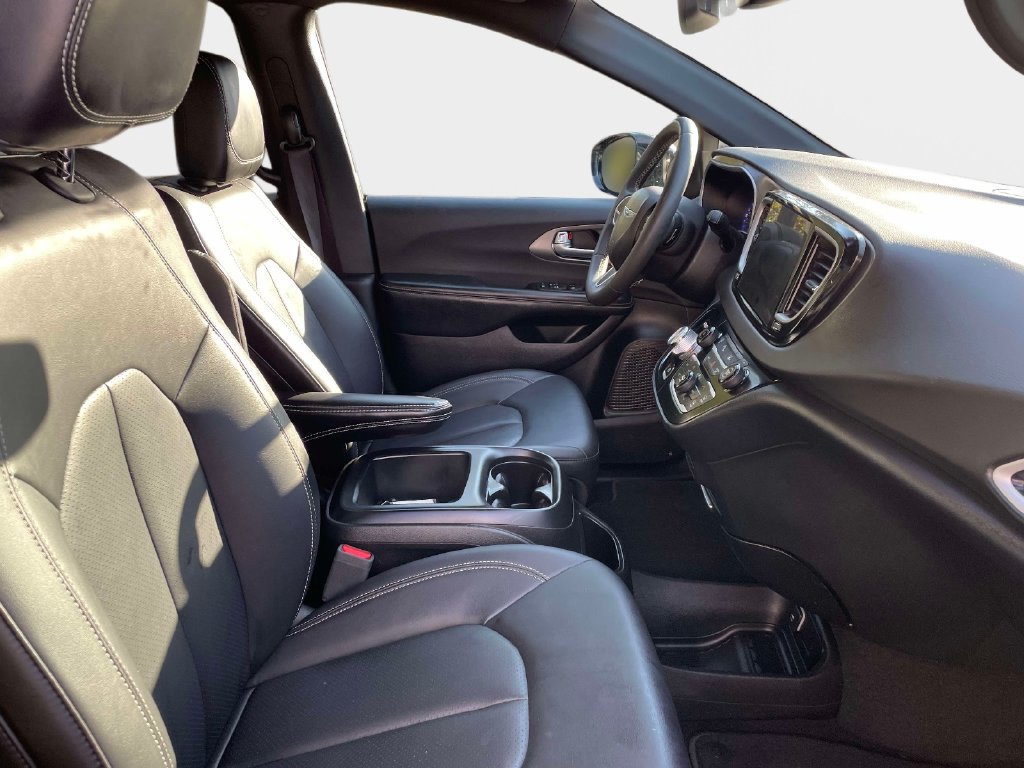 Used 2025 Chrysler Pacifica Select FWD image 10