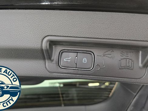 Used 2021 Ford Explorer Limited w/ Equipment Group 301A AWD/4WD image 34