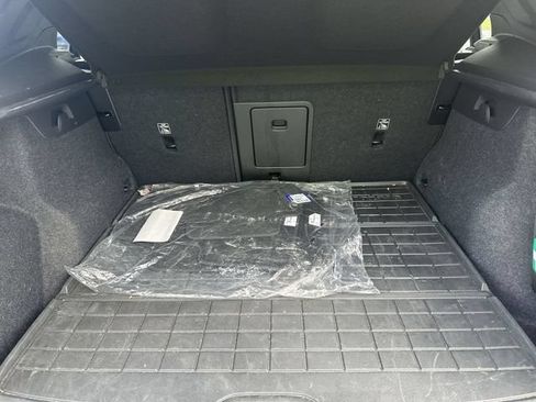 Used 2024 Volvo XC40 B5 Core AWD/4WD image 24