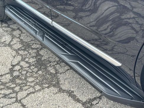 Used 2023 GMC Yukon SLT w/ SLT Premium Package image 12