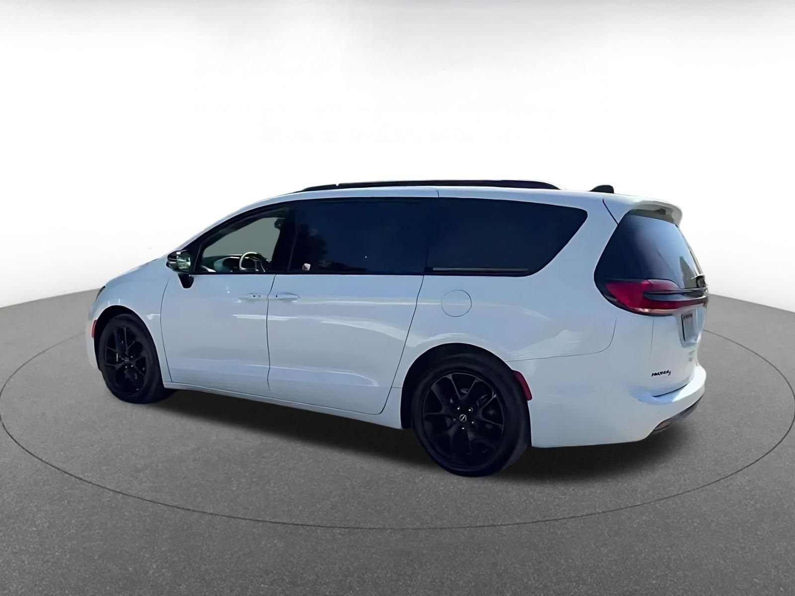 Used 2025 Chrysler Pacifica Limited FWD image 9