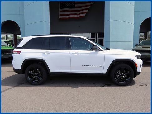 Certified 2023 Jeep Grand Cherokee Altitude AWD/4WD image 2