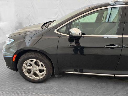 Used 2021 Chrysler Pacifica Limited w/ Uconnect Theater Family Group AWD/4WD image 3
