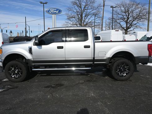 Used 2017 Ford F250 XLT image 2