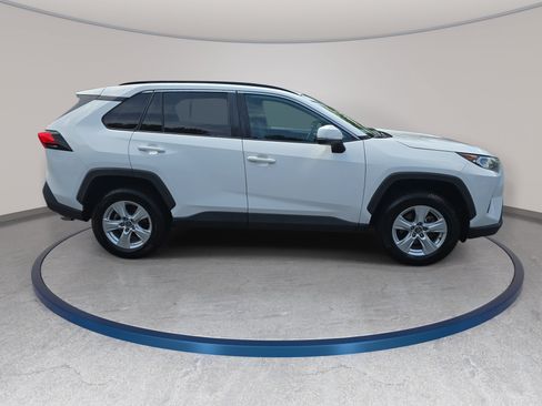 Used 2021 Toyota RAV4 XLE w/ Convenience Package FWD image 4
