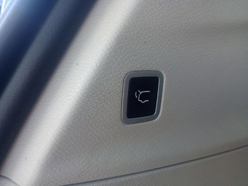 Used 2023 Chrysler Pacifica Touring-L image 9