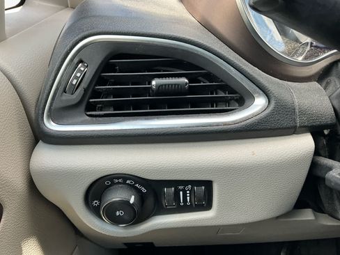 Used 2019 Chrysler Pacifica Touring-L Plus FWD image 17