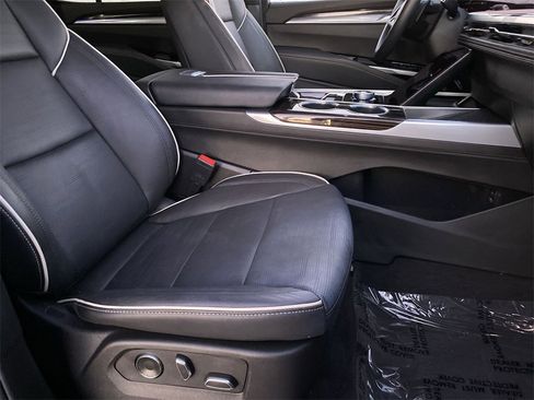 Certified 2025 Cadillac Escalade Premium Luxury image 36