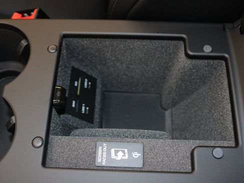 Certified 2026 Porsche Macan image 32