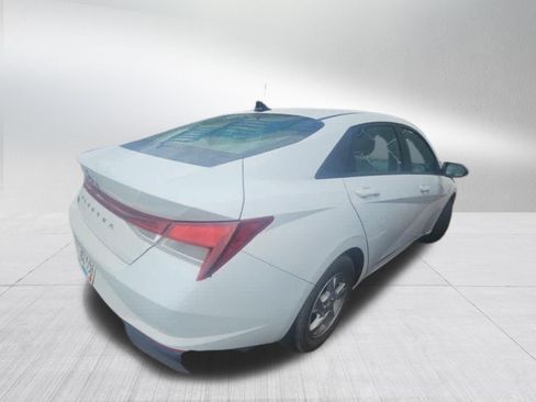 Used 2022 Hyundai Elantra SE FWD image 4