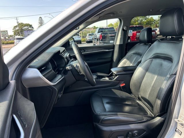 Used 2023 Jeep Grand Cherokee L Limited AWD/4WD image 32