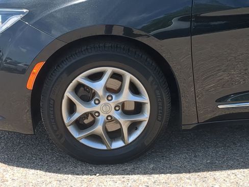 Used 2017 Chrysler Pacifica Touring-L w/ Tire & Wheel Group FWD image 14
