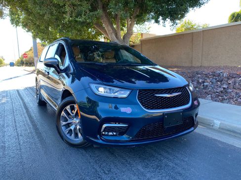 Used 2023 Chrysler Pacifica Pinnacle image 4