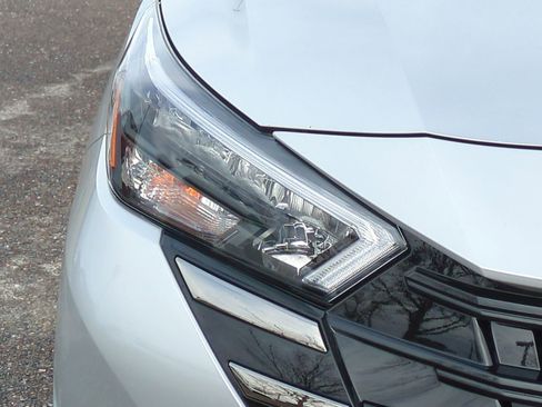 New 2025 Nissan Versa SR w/ Trunk Package image 10