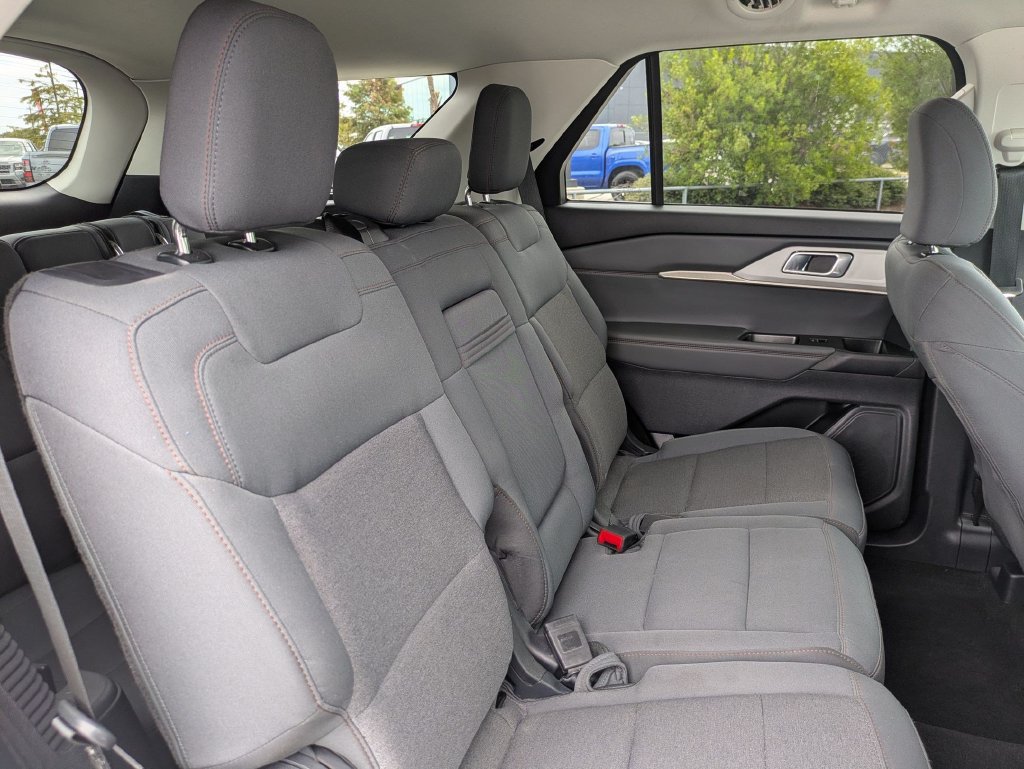 Used 2025 Ford Explorer Active AWD/4WD image 35