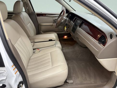 Used 2003 Lincoln Town Car Signature image 21