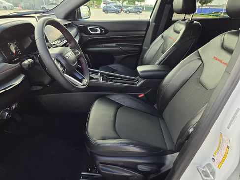 Used 2025 Jeep Compass Trailhawk AWD/4WD image 15