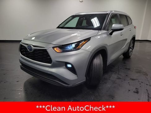Used 2023 Toyota Highlander XLE AWD/4WD image 4