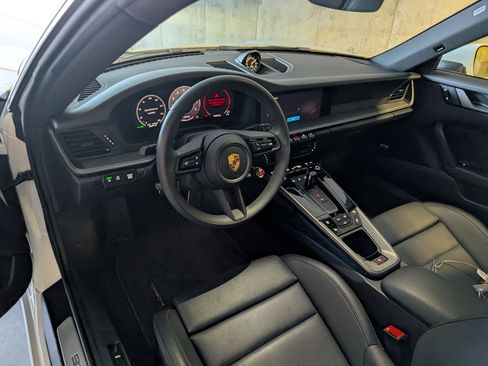 Used 2025 Porsche 911 Carrera image 4