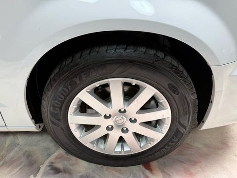 Used 2014 Chrysler Town & Country Touring FWD image 35