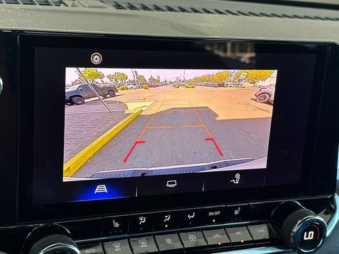 Used 2023 Chevrolet Colorado LT w/ LT Convenience Package II AWD/4WD image 18