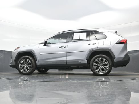 Used 2022 Toyota RAV4 XLE Premium AWD/4WD image 30