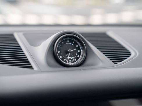 Certified 2025 Porsche Macan image 18