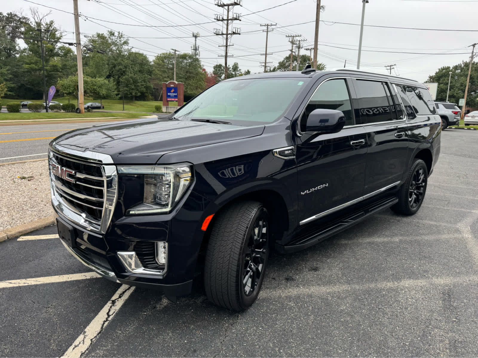Used 2023 GMC Yukon XL SLT AWD/4WD image 3