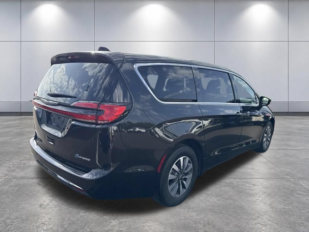 Used 2023 Chrysler Pacifica Touring-L FWD image 5